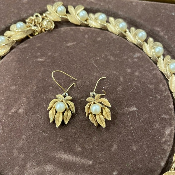 Vintage Avon Gold Leaves and Faux Pearl Jewelry Set - Picture 2 of 8